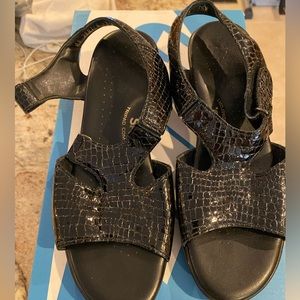 Pair of black SAS Tripad Comfort sandals size 7.5